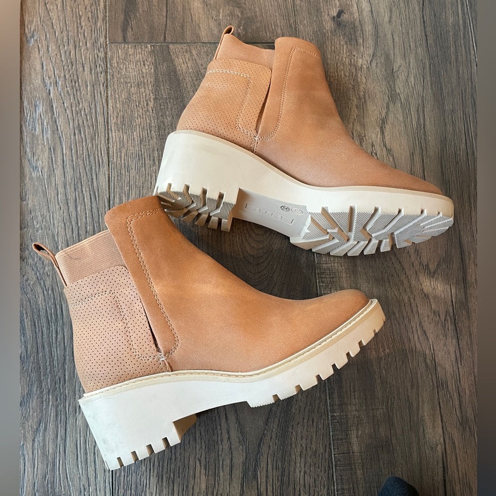 Tan chunky boot
